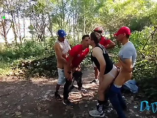 câmeras de segurança flagram machos fudendo no mato (COMPLETO NO RED)