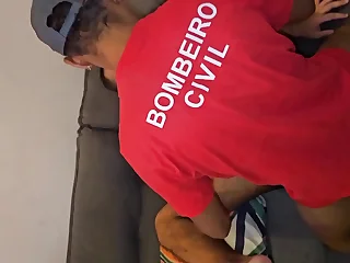 FUI NA CASA DO SOCYAL ARRUMAR O ENCANAMENTO, NO FINAL AINDA GANHEI UM BELA SURRA DE CU DESSE HOMEM GOSTOSO.